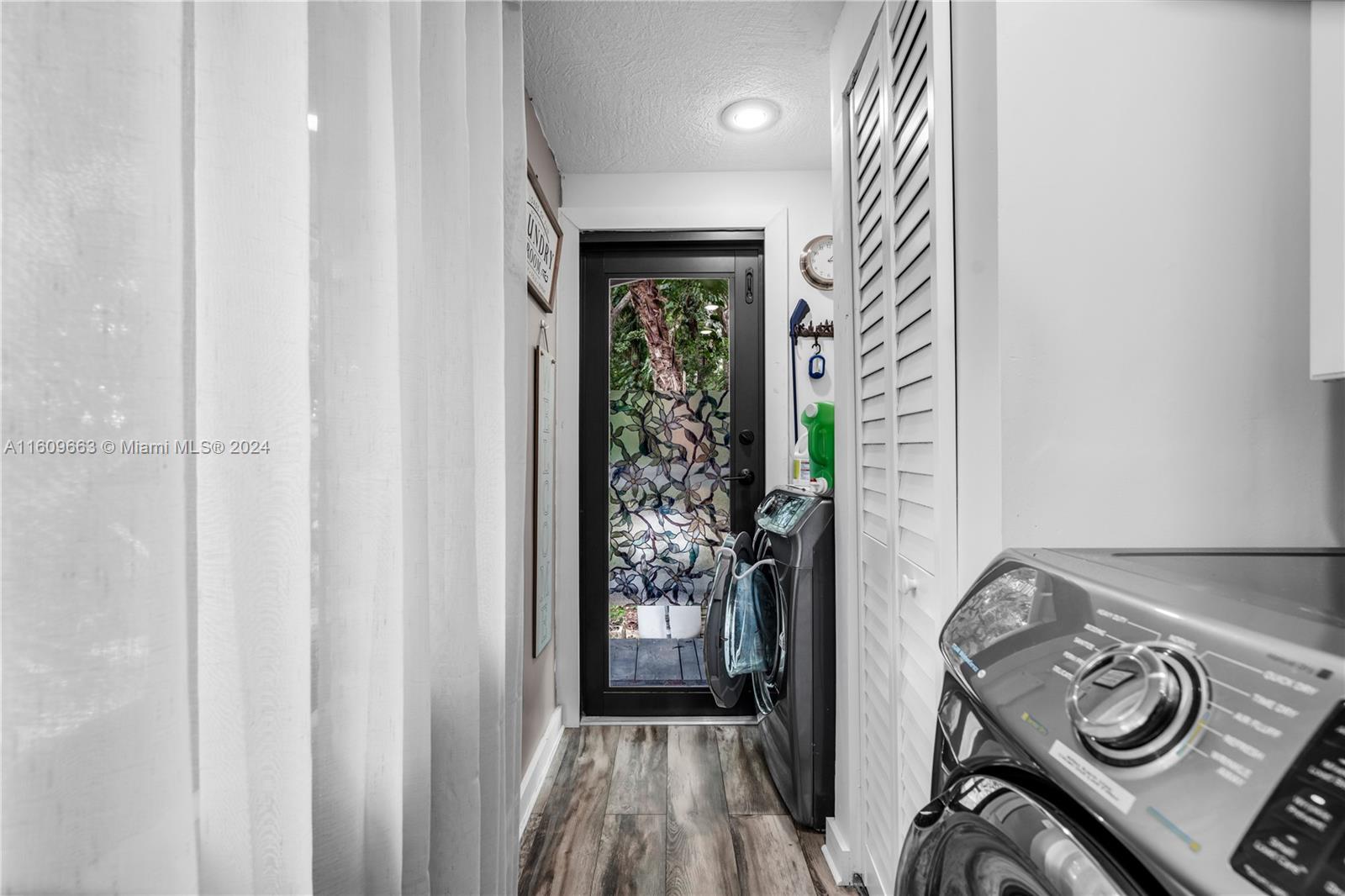 RETREAT ON 5 AC - Residential