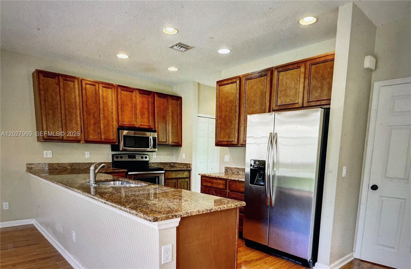 High-ceiling home, open layout, motivated seller, spacious, flexible.