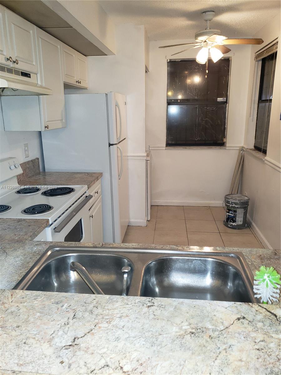CIRCLE VILLAS (THE) CONDO - Residential Lease