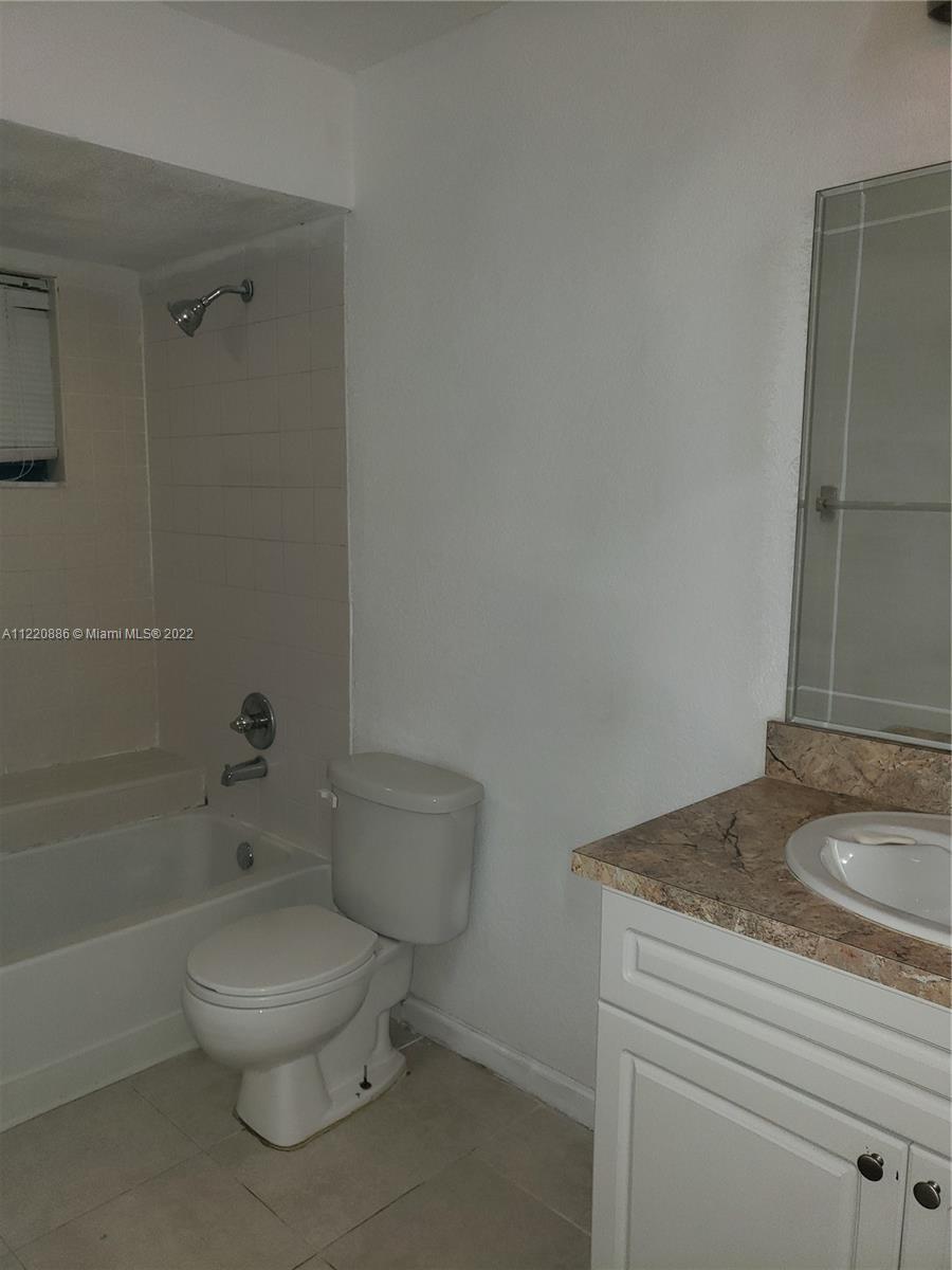 CIRCLE VILLAS (THE) CONDO - Residential Lease