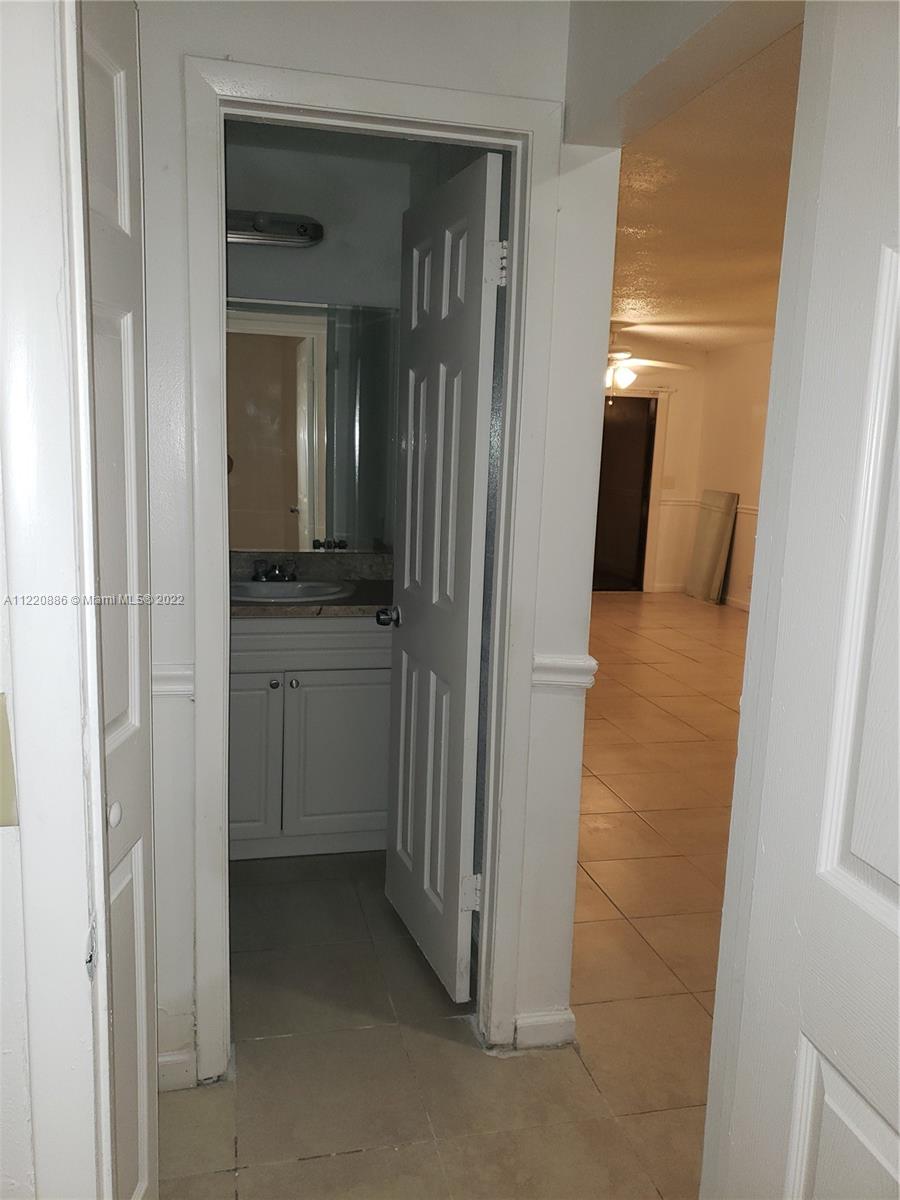CIRCLE VILLAS (THE) CONDO - Residential Lease