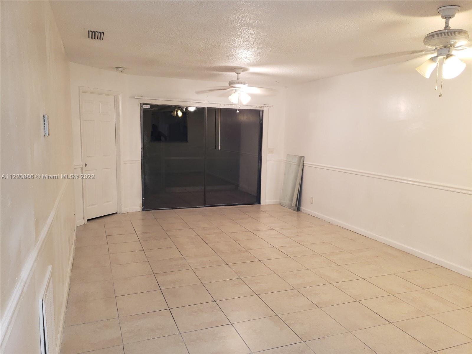 CIRCLE VILLAS (THE) CONDO - Residential Lease