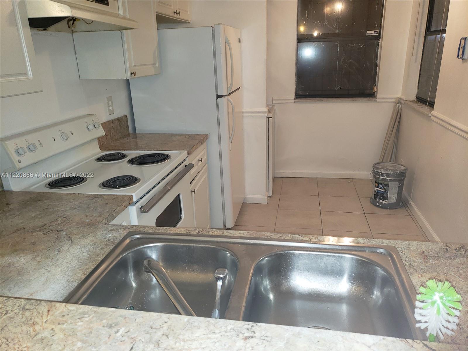 CIRCLE VILLAS (THE) CONDO - Residential Lease