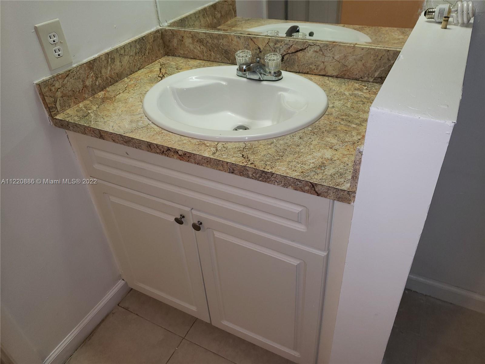 CIRCLE VILLAS (THE) CONDO - Residential Lease