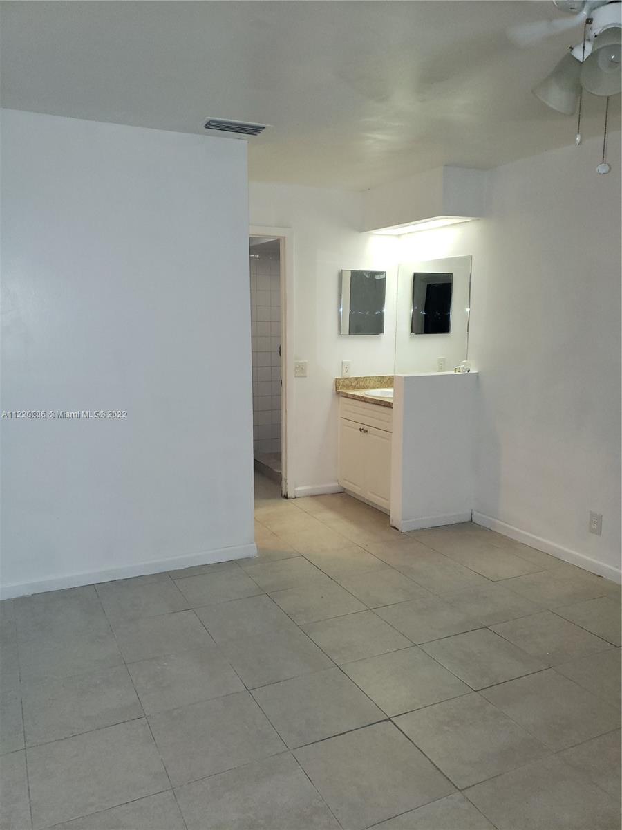CIRCLE VILLAS (THE) CONDO - Residential Lease