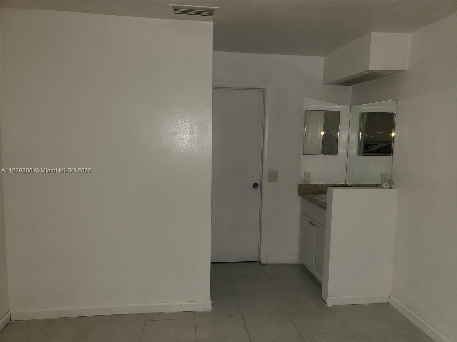 CIRCLE VILLAS (THE) CONDO - Residential Lease