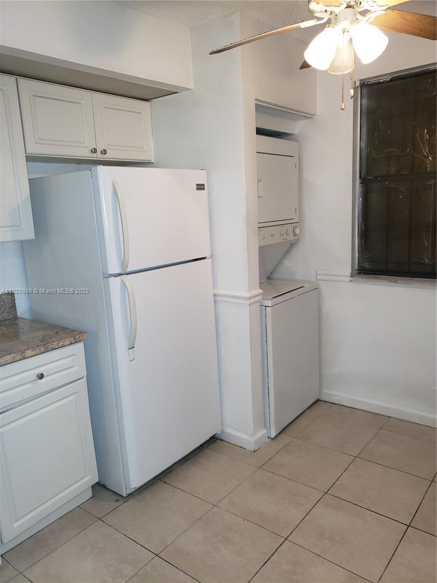 CIRCLE VILLAS (THE) CONDO - Residential Lease