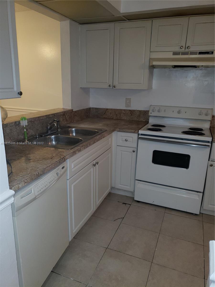 CIRCLE VILLAS (THE) CONDO - Residential Lease