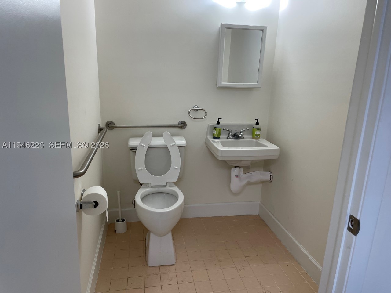 Main image without alt text