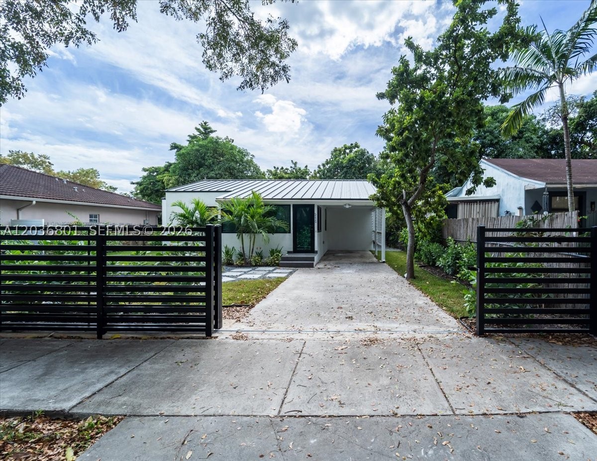 Newly remodeled 3BR/2BA rental home with nearly 1,300 sq. ft. of living space!

Interior: Open-concept kitchen, brand-new stainless steel appliances, and dedicated laundry room with washer/dryer inside.

Exterior/Systems: Brand-new A/C machine, fully fenced backyard, and extra storage space.

Location: Prime location close to top-rated schools, supermarkets, and local parks.