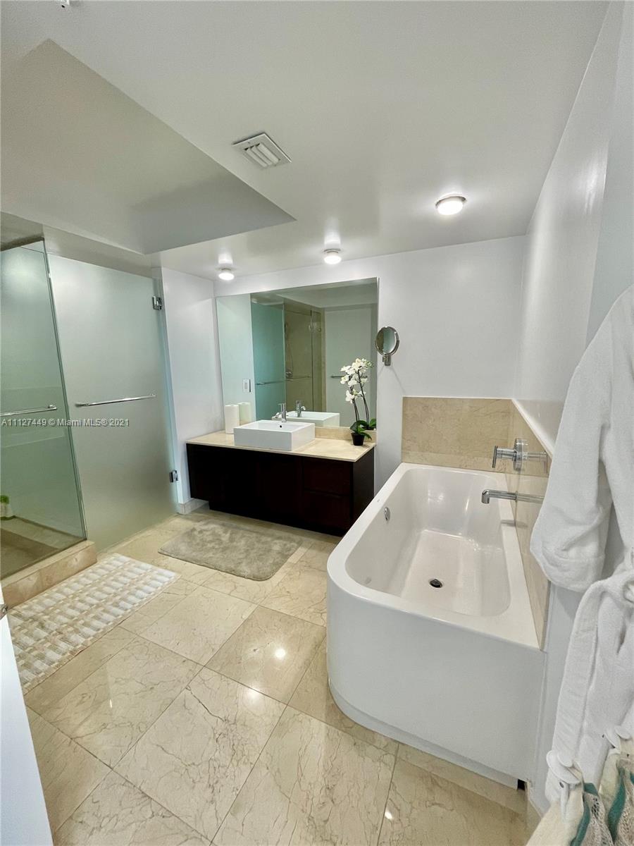 ST TROPEZ ON THE BAY 1 CO - Residential Lease