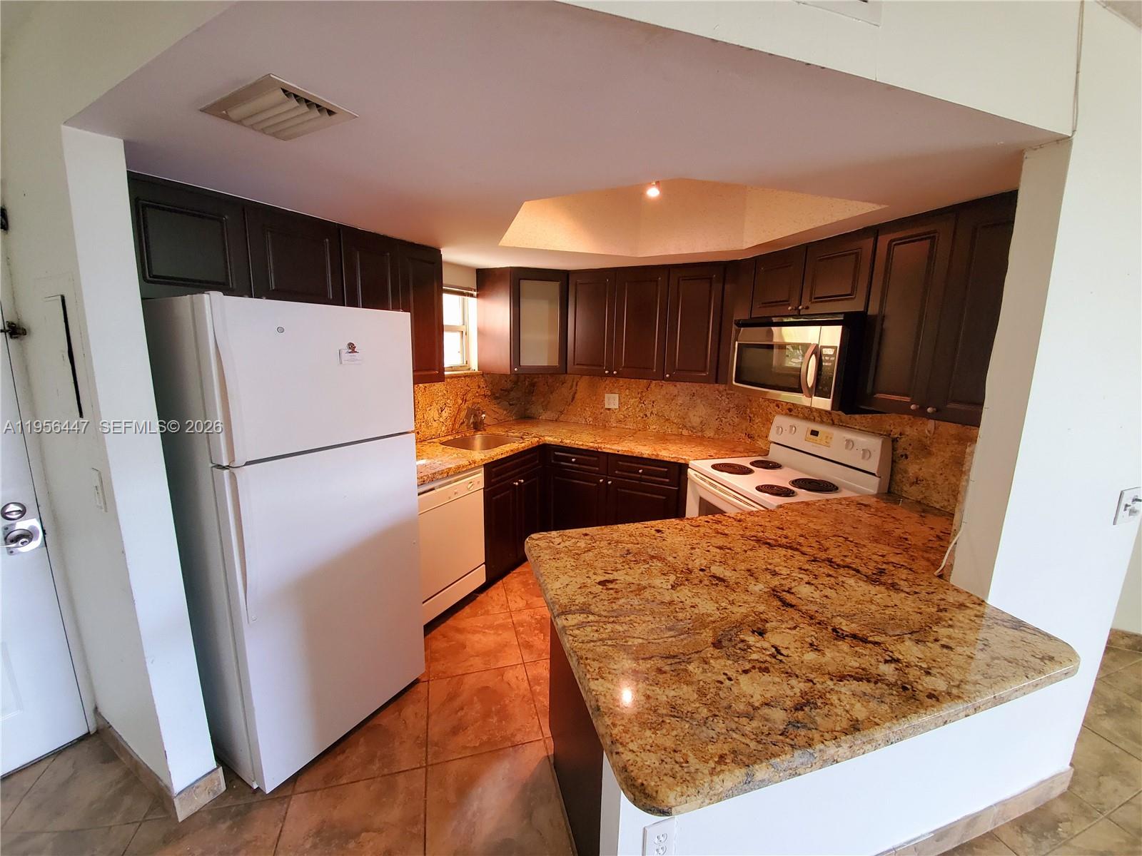 Nice 1/1 Unit in 2nd Floor in LAS VISTAS, Doral, a very nice neighborhood to live, close to everything, with Gym , Pool and Tennis Courses. The unit has remodeled kitchen with the best materials. Easy to Show, Better to Live