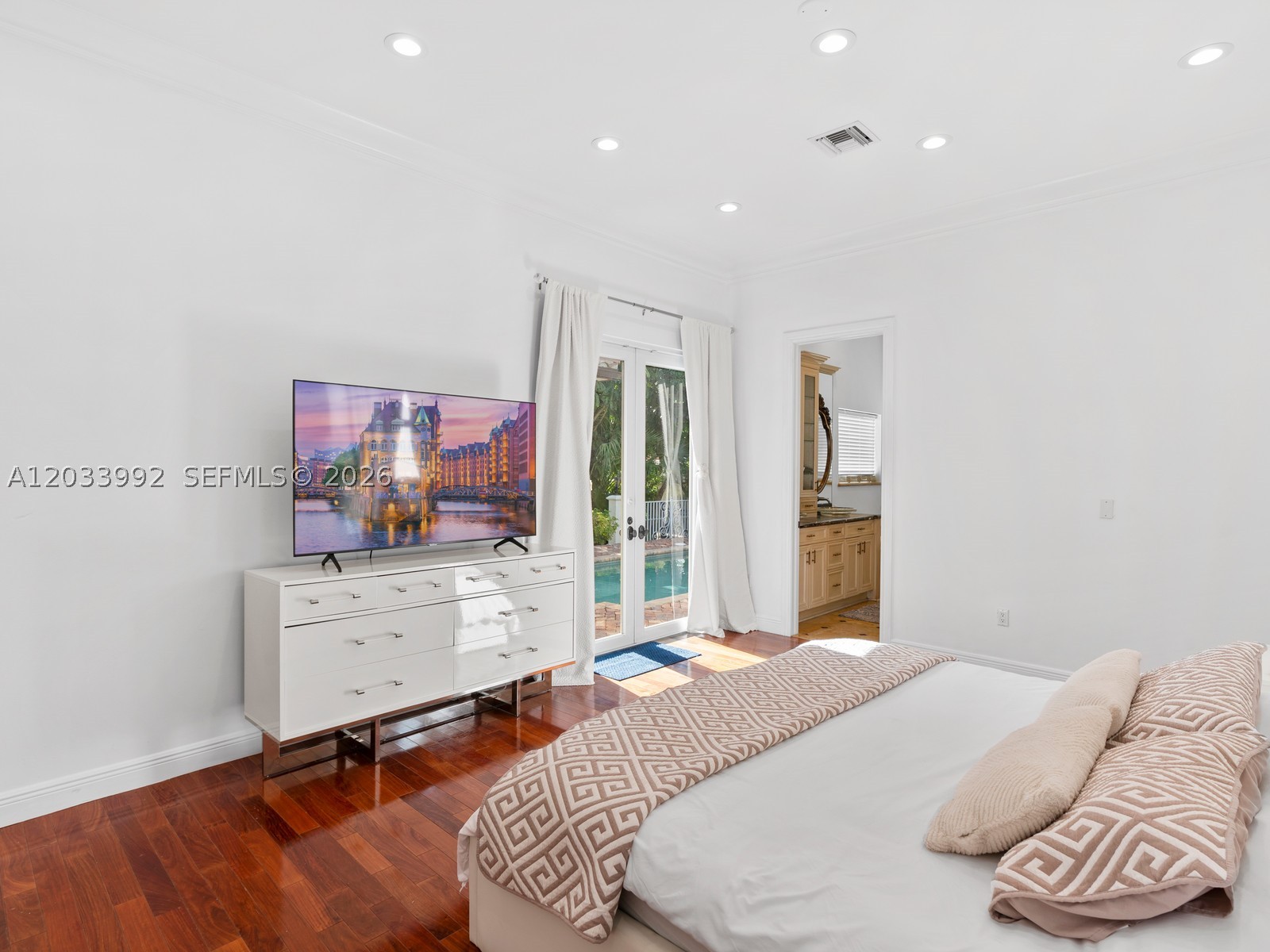 HOLLYWOOD LAKES SECTION - Residential