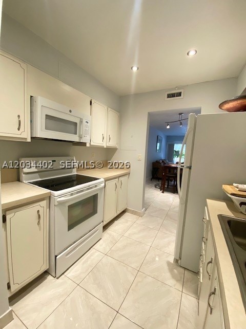 LE CARTIER CONDO - Residential Lease