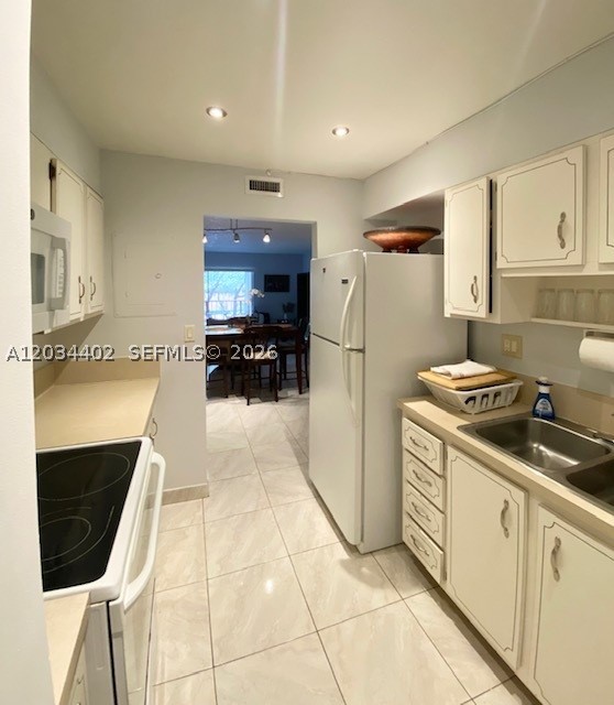 LE CARTIER CONDO - Residential Lease