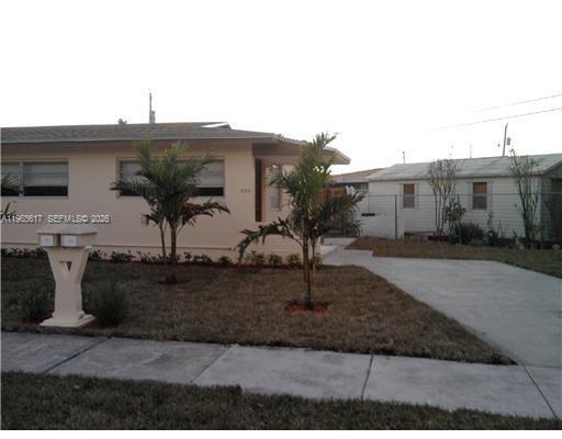 NICE DUPLEX 2 BED 1 BATH,  CLOSE TO AIRPORT, SCHOOLS, DOWNTOWN AND BUS STOP, BACK YARD, DRIVEWAY FOR TWO CARS EASY TO SHOW SHOWING TIME OR TEXT L/A.