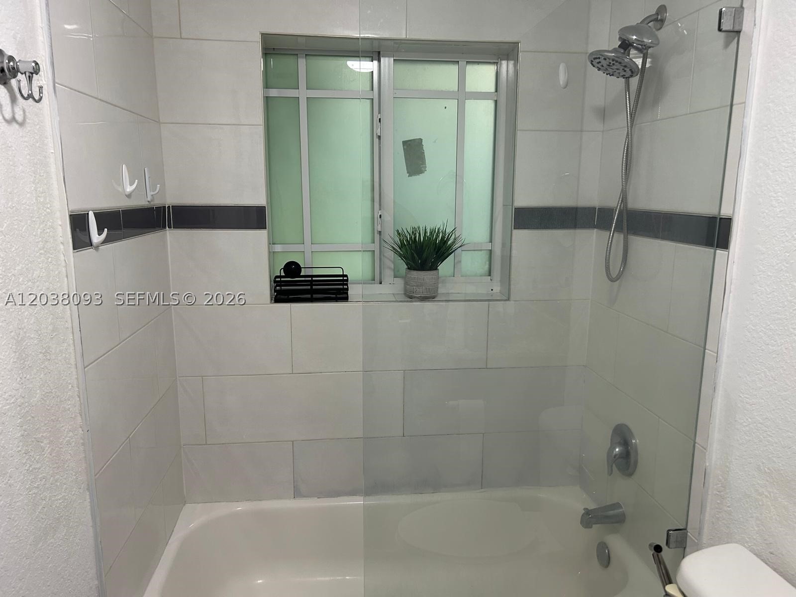 LIVE OAK CONDOMINIUMS - Residential Lease