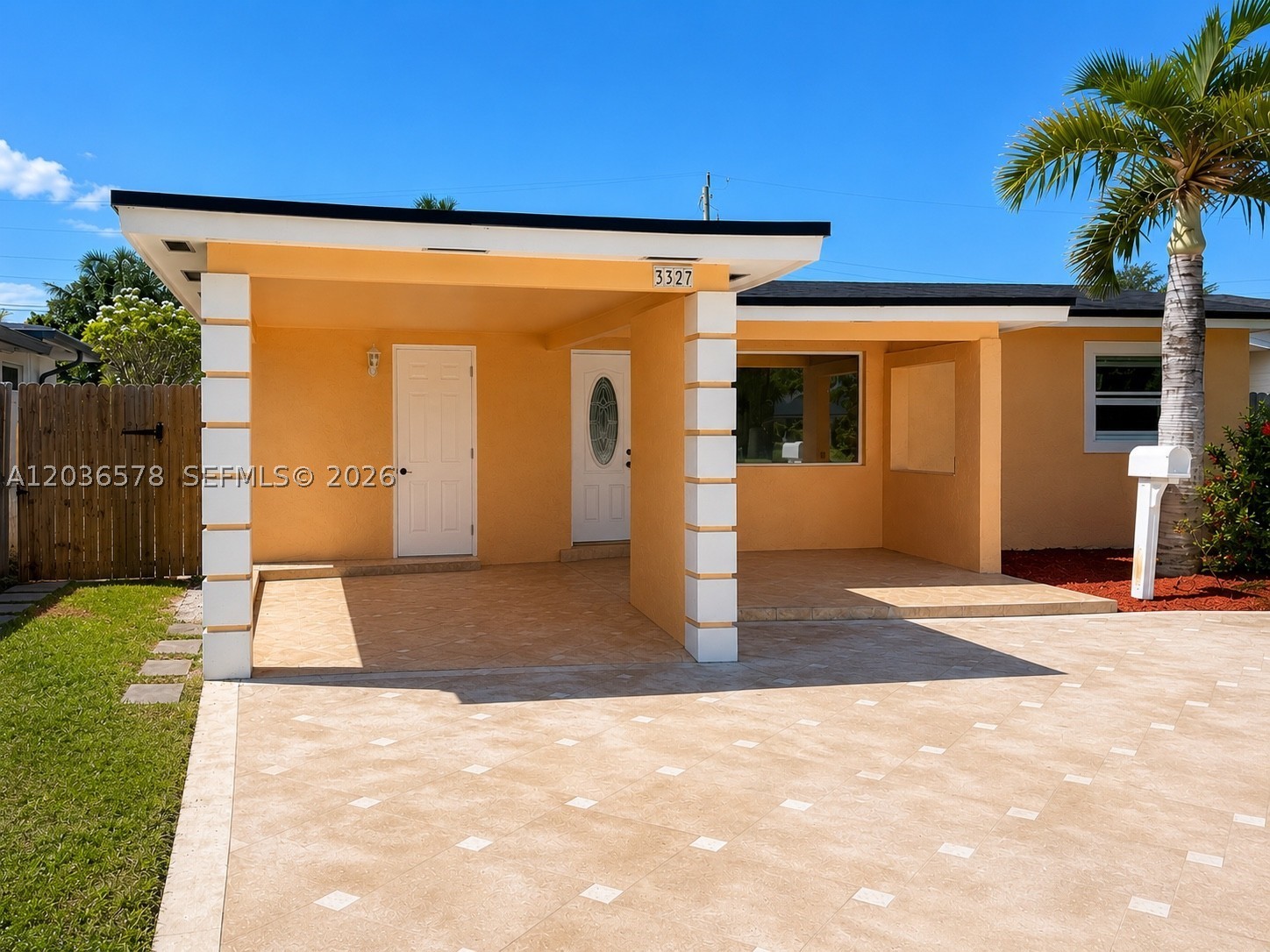 HOLLYWOOD HILLS - Residential