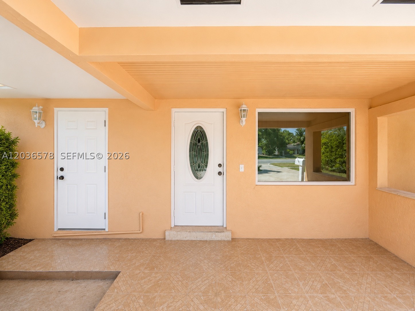 HOLLYWOOD HILLS - Residential