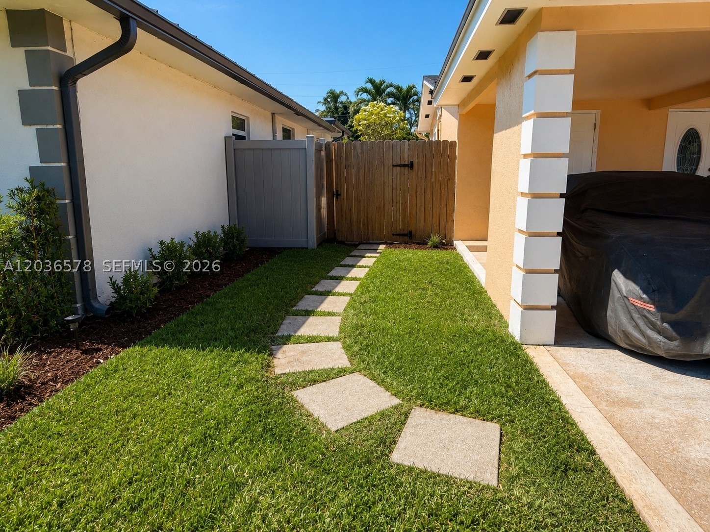 HOLLYWOOD HILLS - Residential