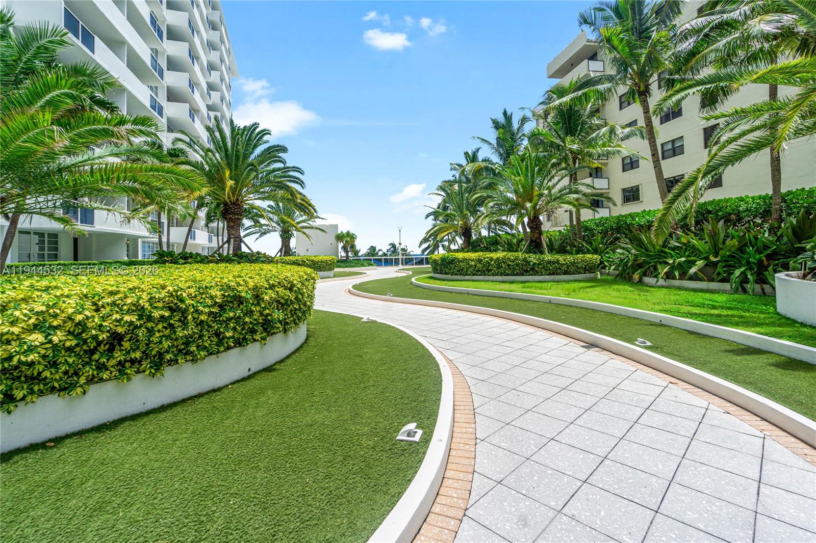 THE DECOPLAGE CONDO - Residential