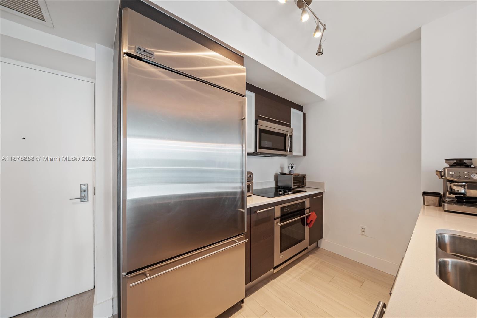 500 BRICKELL WEST CONDO - Residential