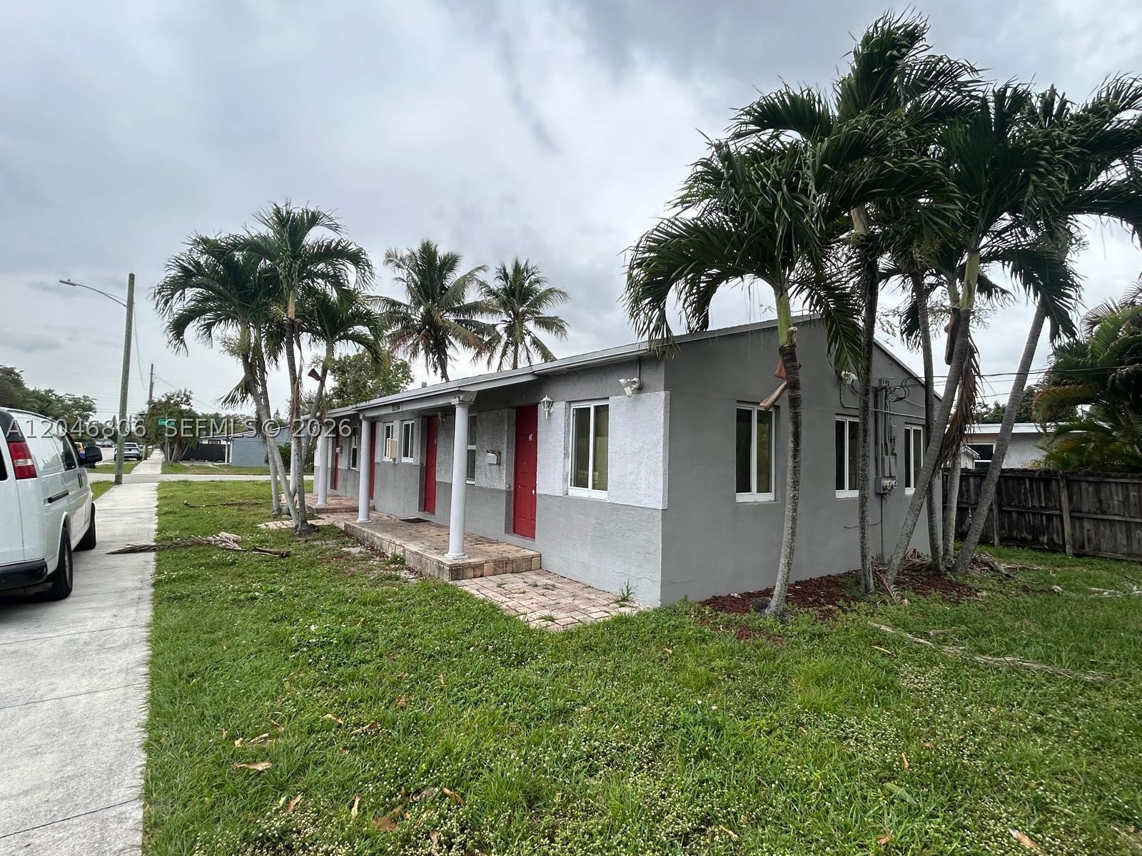 Charming 1-bedroom, 1-bath in the desirable Hollywood Park neighborhood. This bright and inviting home offers a functional layout and an unbeatable location just minutes from major highways, beautiful beaches, shopping, dining, and entertainment. Perfect for comfortable South Florida living. Don't miss this opportunity!