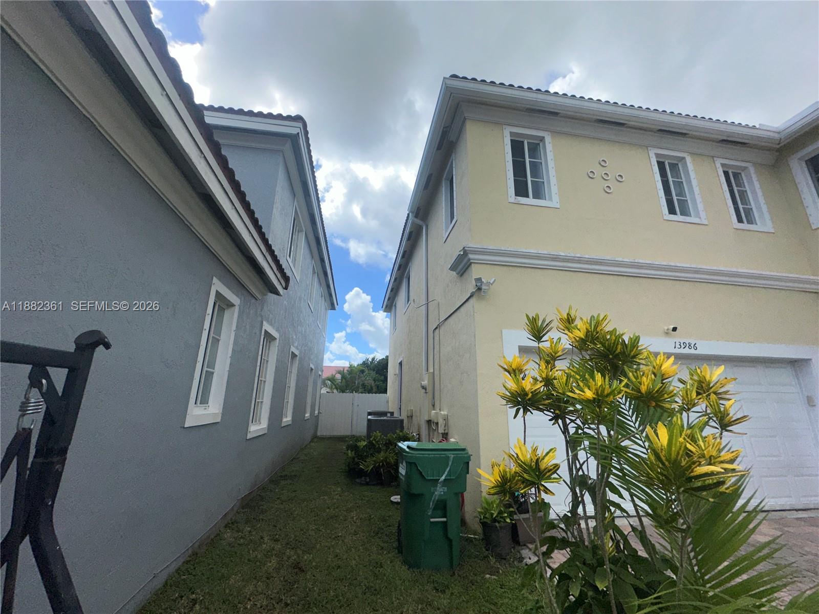 MANDARIN LAKES - Residential