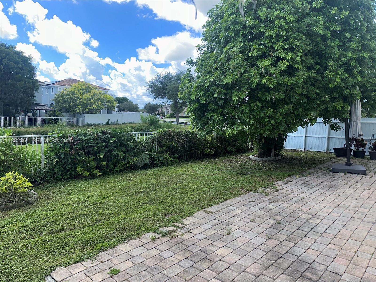 MANDARIN LAKES - Residential