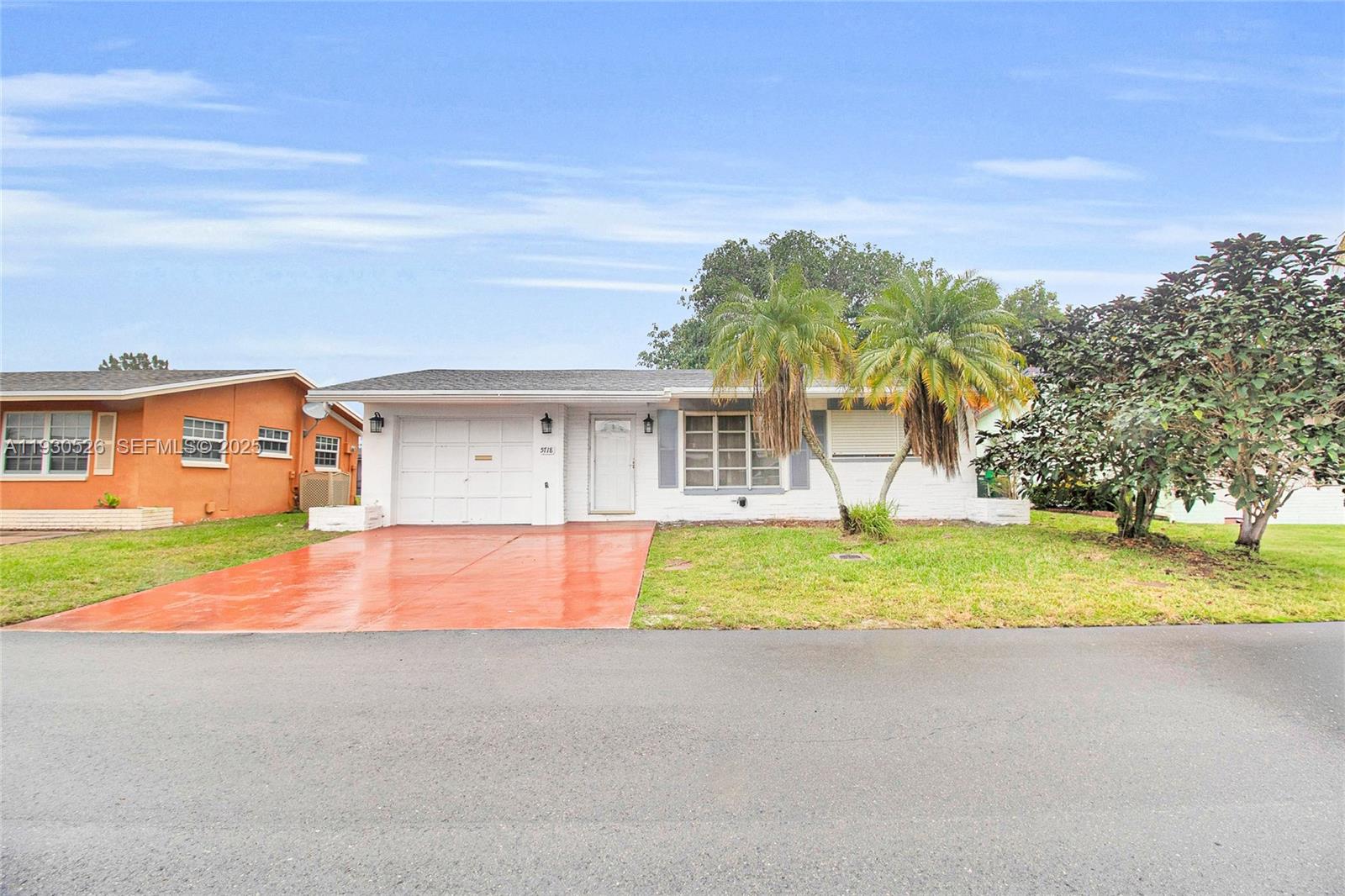 55+ and over community Cute and cozy 2/1 with garage and screeened in Patio. Seller Motivated and Vacant for quick occupancy. Seller Motivated. Community amenities..