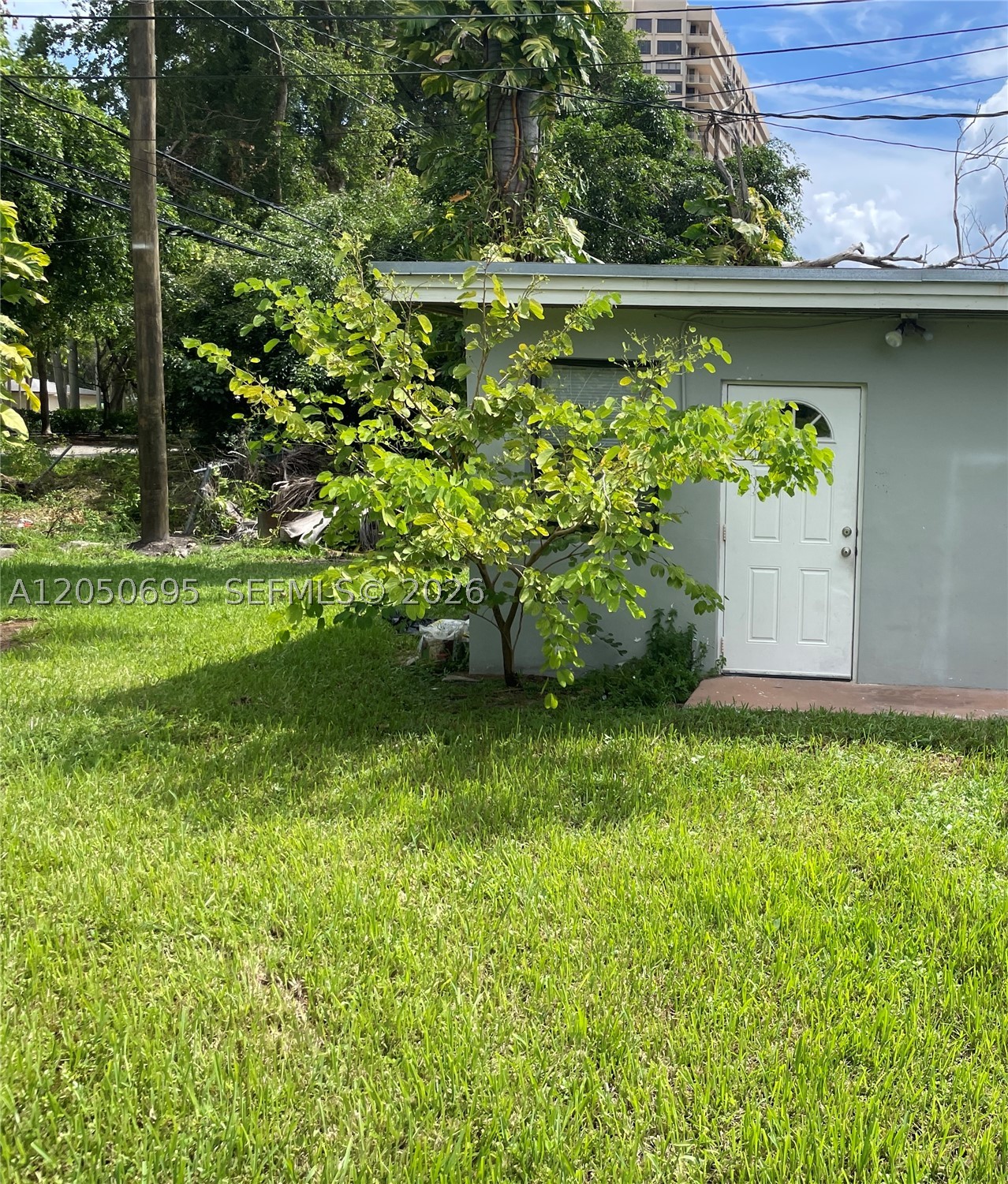 Efficiency East of US1. Quiet neighborhood, Clean unit. New Mini-Split AC, tile floors, Ready to Rent. Water & Electric included.