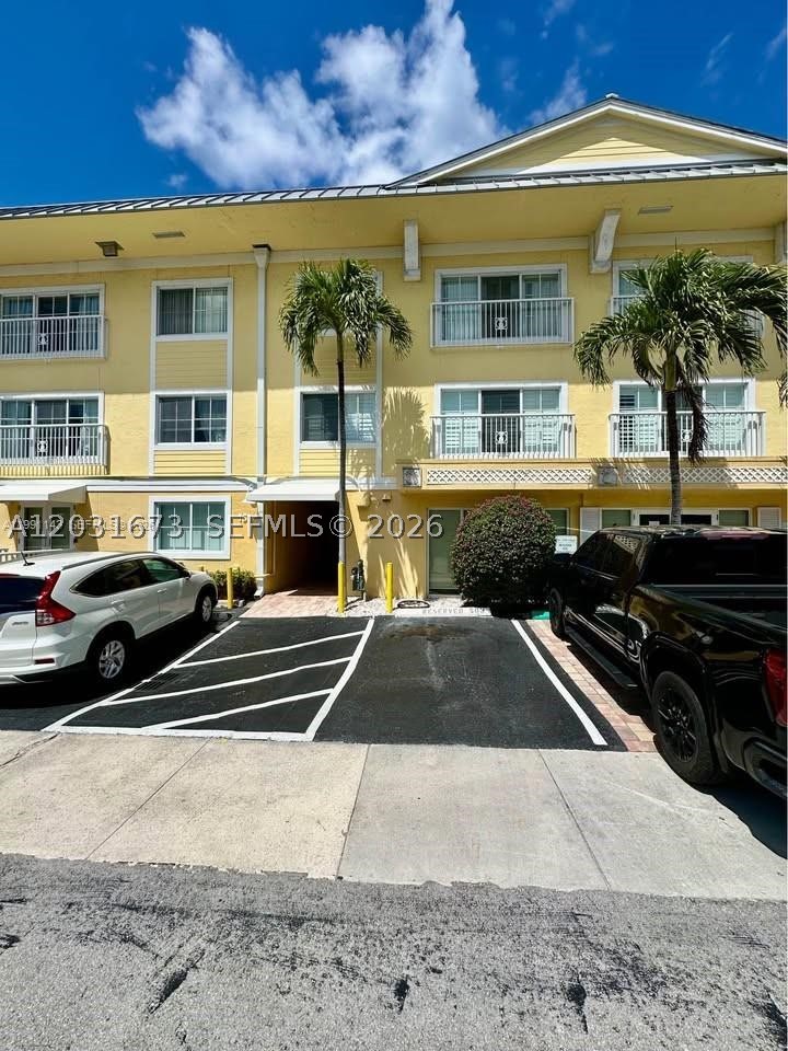 CENTRALLY LOCATED IN THE HEART OF VICTORIA PARK THIS CONDO IS WITHIN 3 BLOCKS TO LAS OLAS AND MINUTES TO DOWNTOWN,BEACHES,AIRPORT. CORNER UNIT 3rd FLOOR UNIT 1 BED 1 bath, KITCHEN HAS NICE WOOD CABINETS , GRANITE COUNTER TOPS, S/S APPLIANCES, LAMINATE WOOD FLOOR thorughtout,WASHER / DRYER combo IN UNIT, WALK IN CLOSET. EXTRA STORAGE SPACE RIGHT IN FRONT OF UNIT! NO PETS ALLOWED HERE. Condo has Two pools, fitness center, clubhouse, pool tables, bar area, card room, movie area, guest parking and much much more. CONDO NEEDS 700 CREDIT! owner already paid condo deposit for common areas, any damages to common areas will come out of tenant deposit as well. ONE ASSIGN PARKING SPOT, and there is guest parking pass as well as public parking on 32nd St. nearby