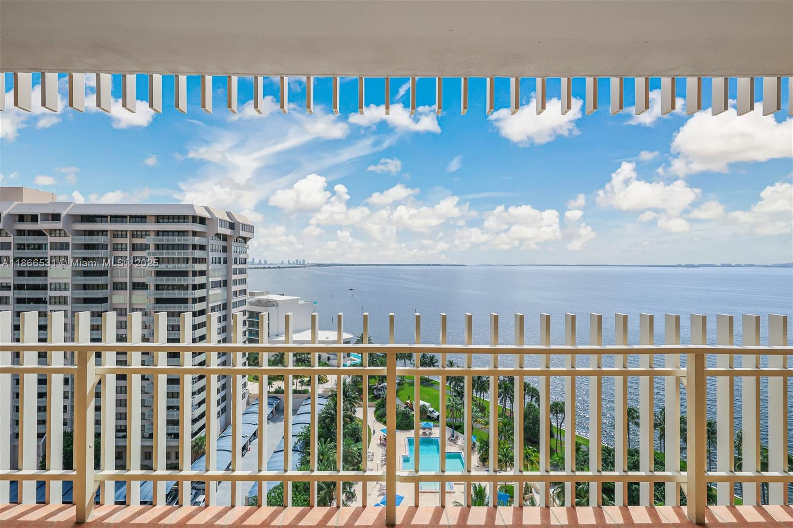 Stunning views, 2 bedroom and 2 bathroom apartment with split floor plan, plus a den and laundry closet. Open kitchen with stainless steel appliances. Impact windows. Ideal for those seeking for a luxurious lifestyle with breathtaking views in the only gated private island at Coconut Grove.