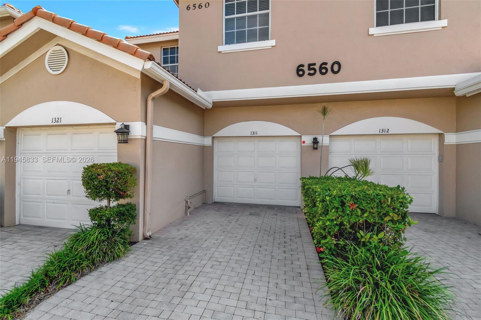 Sparkling clean, tastefully updated first-floor villa with incredible closet space, garage, enclosed patio, and all the bells and whistles. The pretty eat-in kitchen features a large undermount sink, granite counters, and glass tile backsplash, along with high-end black stainless Frigidaire Gallery appliances. Living areas boast beautiful, neutral diagonal tile flooring and are light, bright & airy. Recessed lighting throughout, upgraded security system, six-panel doors, indoor laundry room with full-size LG washer & dryer, & TONS of closet space - 4 closets in the master alone, roman tub, separate shower! Updated baths with pretty granite-topped vanities and updated fixtures. ** Seller will credit buyer $5000 towards assessment! ** Enjoy the weatherproof sunroom, community pool, and perfectly kept, gated community. Hotwire internet and security system included. Assoc. states buyers must have a minimum credit score of 720 and are required to place 20% down payment on purchases. Assessment is for upcoming new roof, paint and gutters and totals $14,615.38.