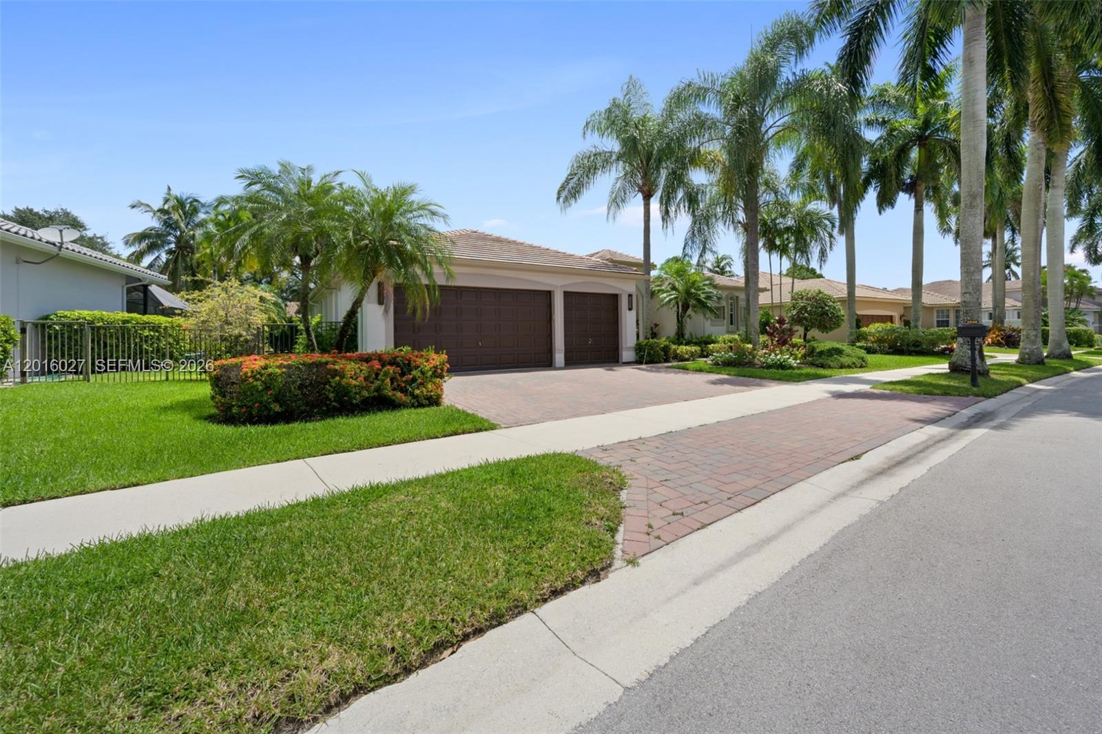 Beatiful home located in Weston Hills, great location, filled with natural light and close to the best schools.