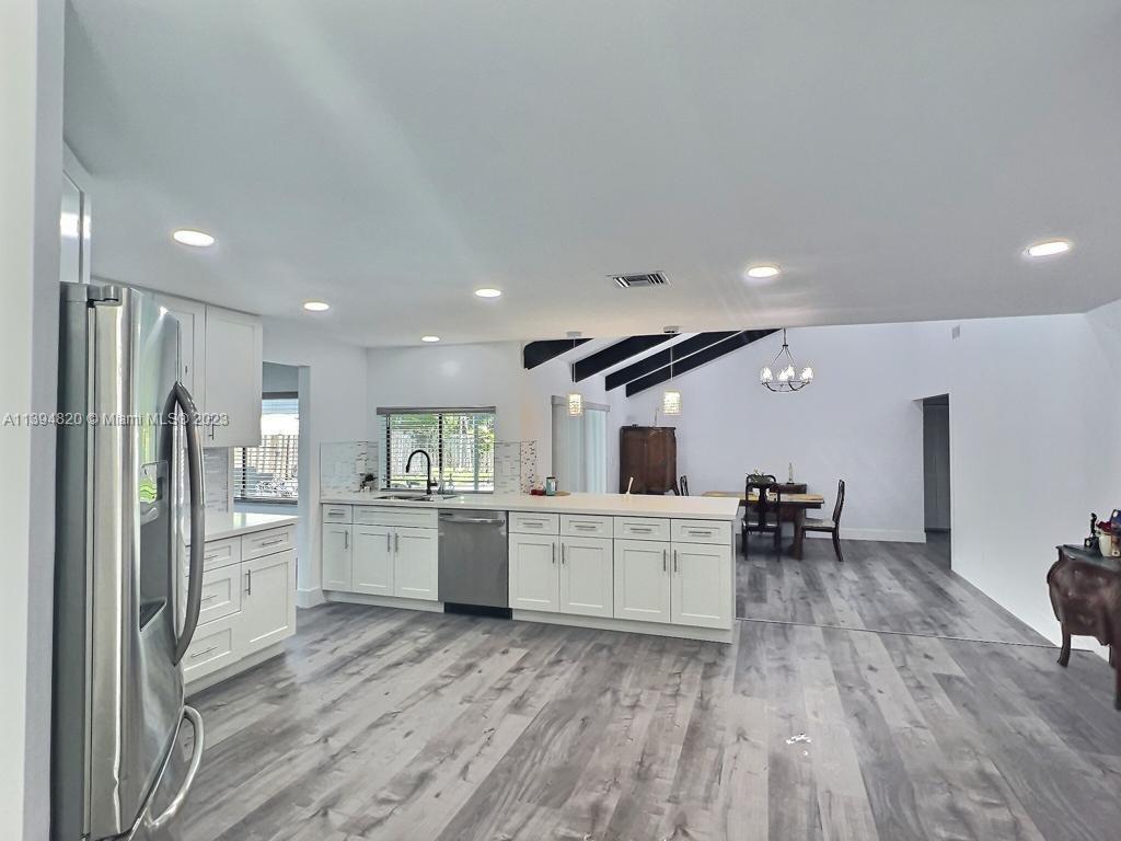 ROLLING HILLS LAKE ESTATE - Residential