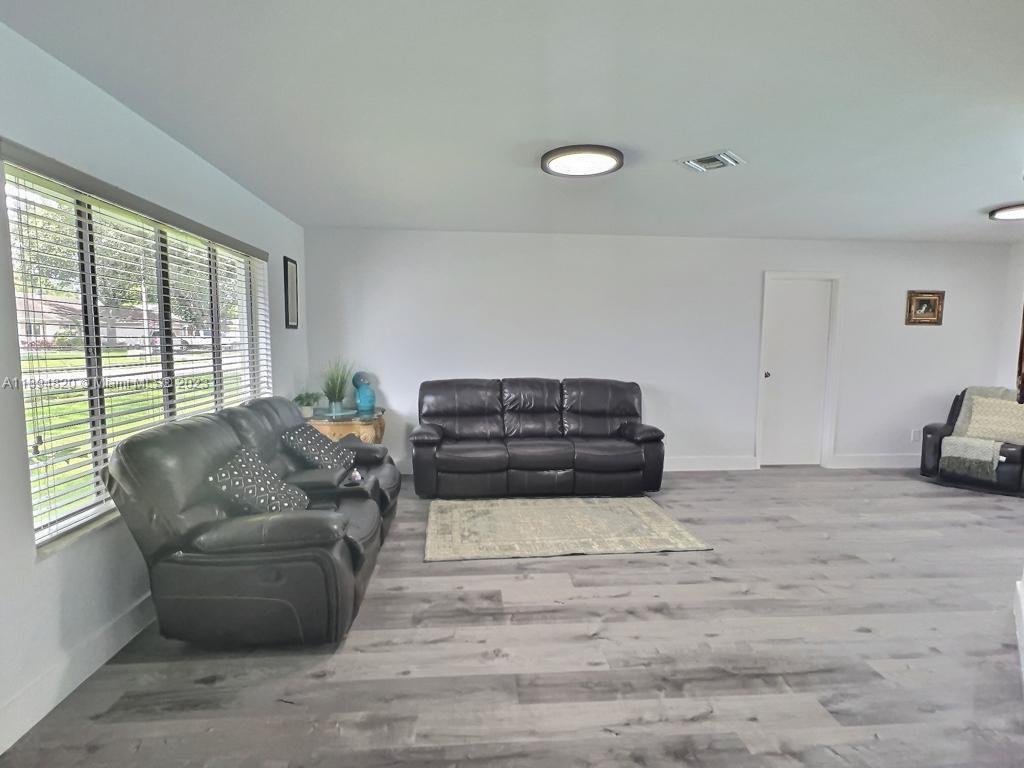 ROLLING HILLS LAKE ESTATE - Residential