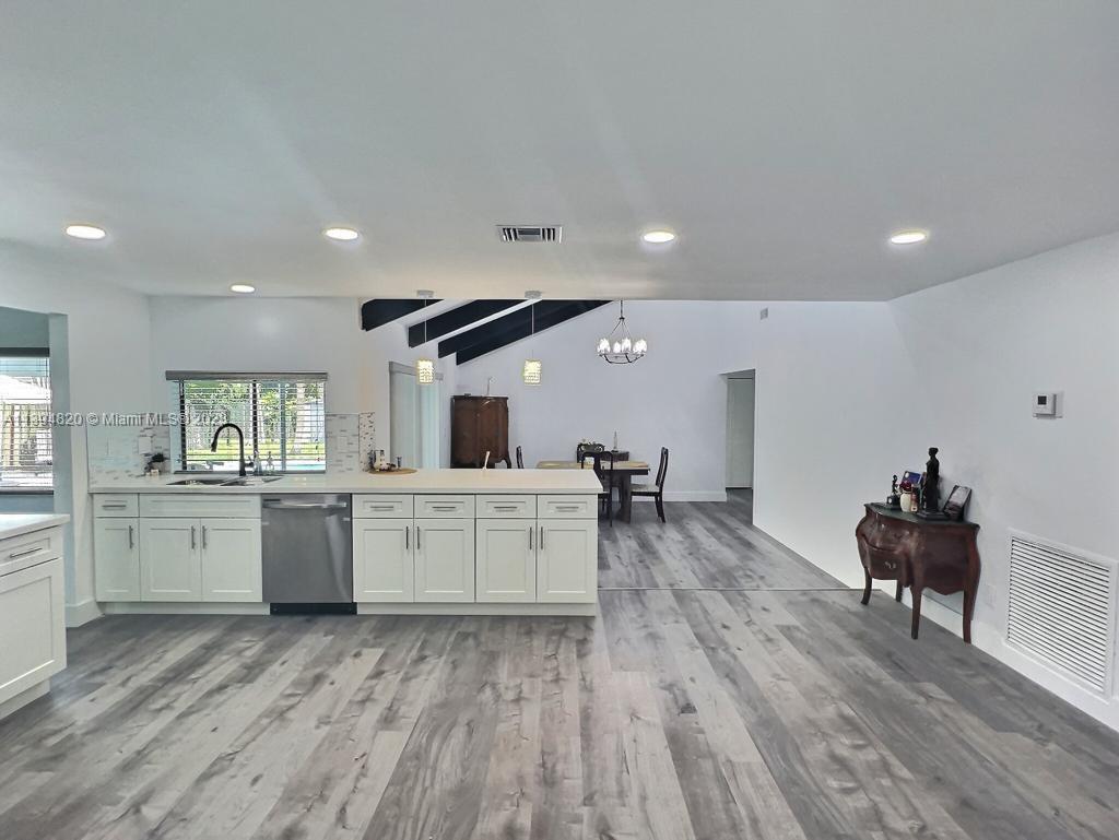 ROLLING HILLS LAKE ESTATE - Residential