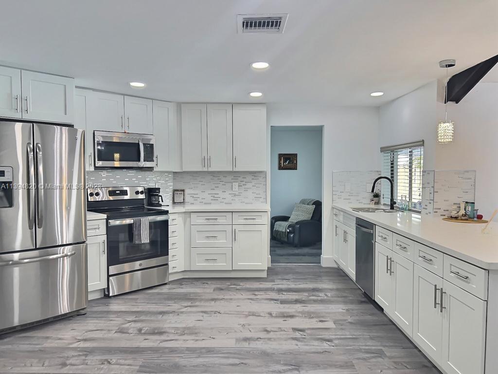 ROLLING HILLS LAKE ESTATE - Residential