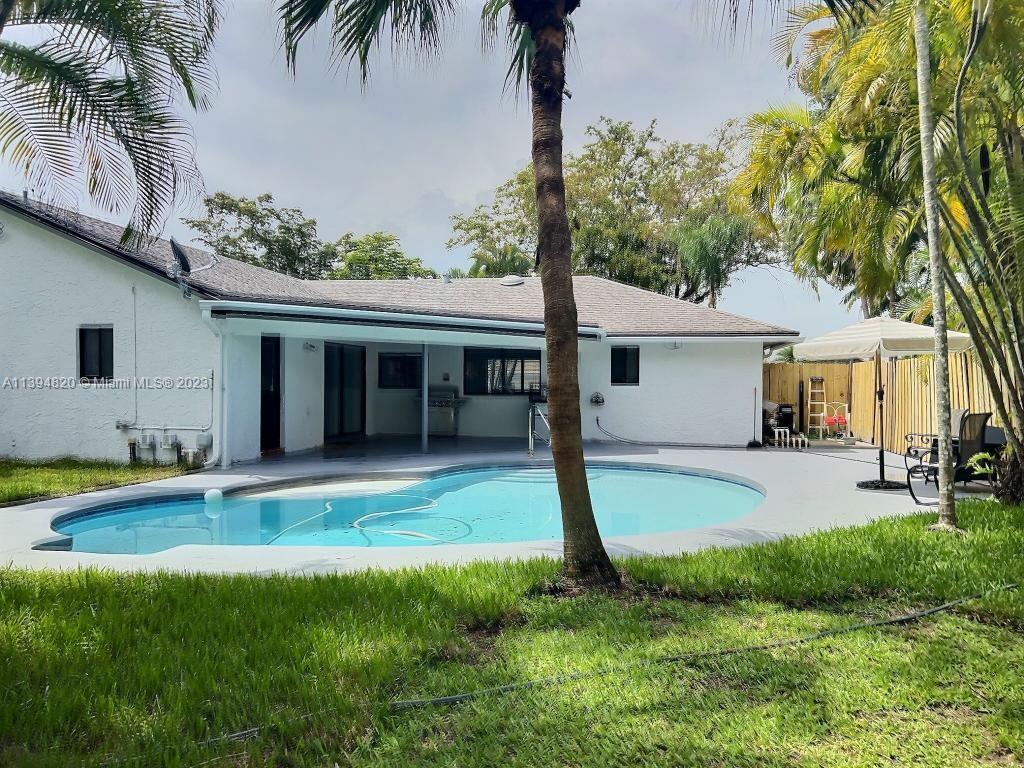 ROLLING HILLS LAKE ESTATE - Residential