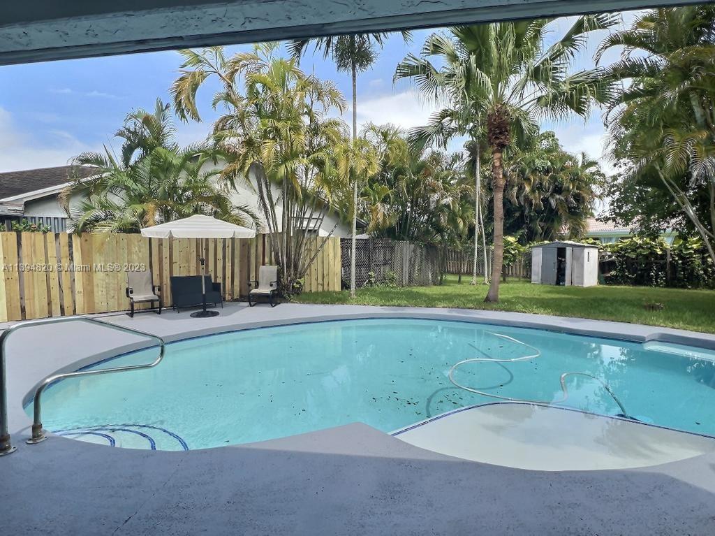 ROLLING HILLS LAKE ESTATE - Residential