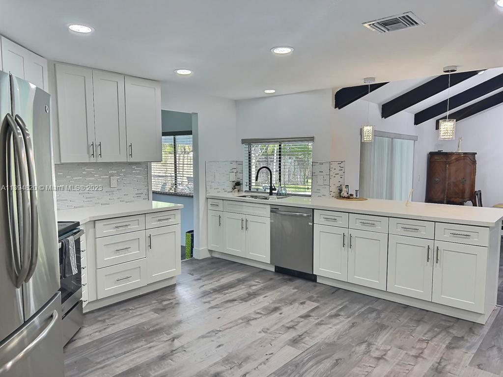 ROLLING HILLS LAKE ESTATE - Residential