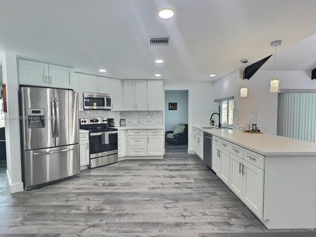 ROLLING HILLS LAKE ESTATE - Residential