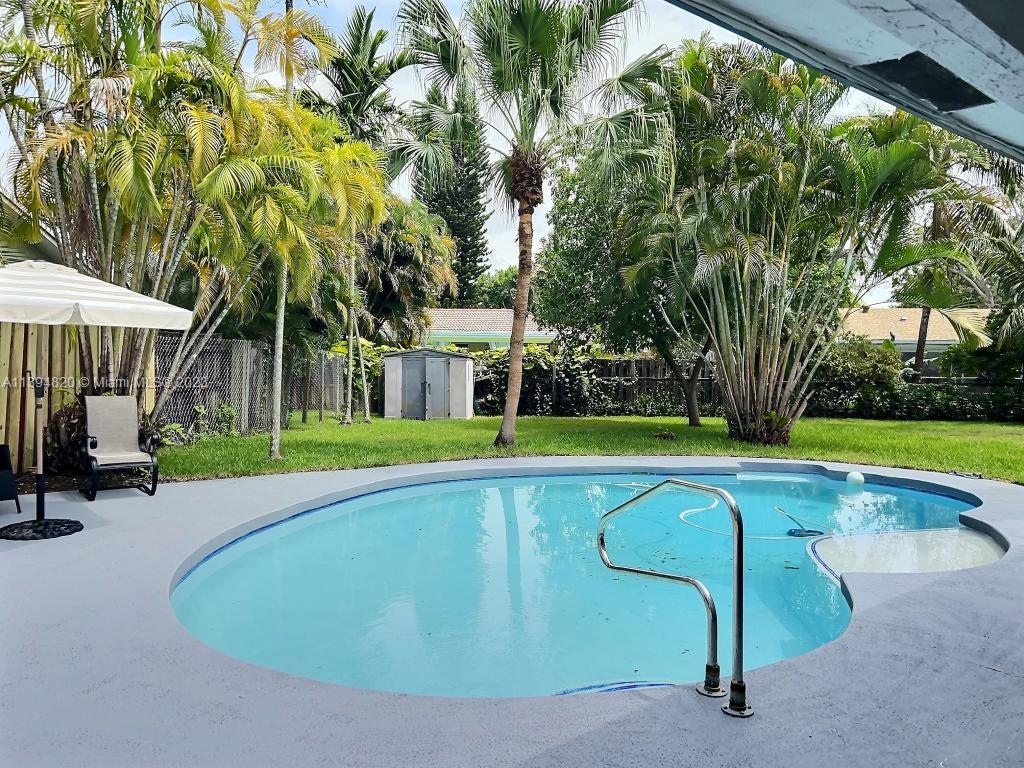 ROLLING HILLS LAKE ESTATE - Residential
