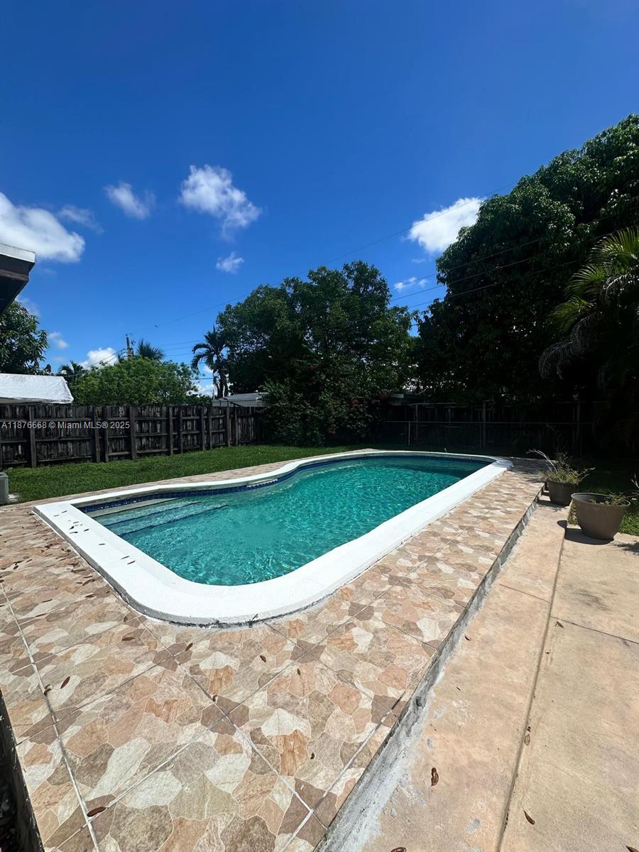 LEE MANOR 3RD ADDN - Residential Lease