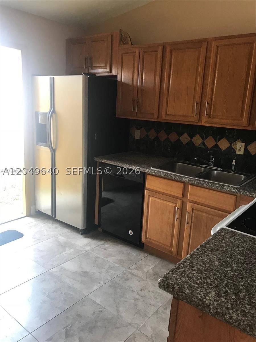 HOLLYWOOD PARK - Residential Lease