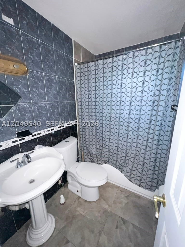 HOLLYWOOD PARK - Residential Lease