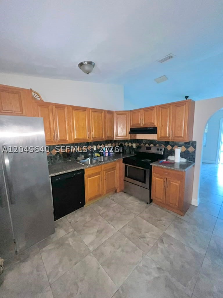 HOLLYWOOD PARK - Residential Lease