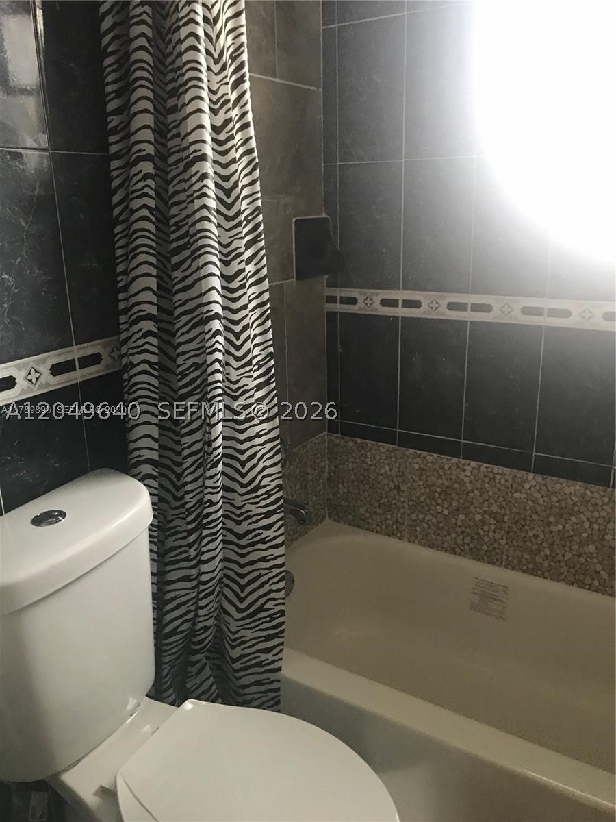 HOLLYWOOD PARK - Residential Lease
