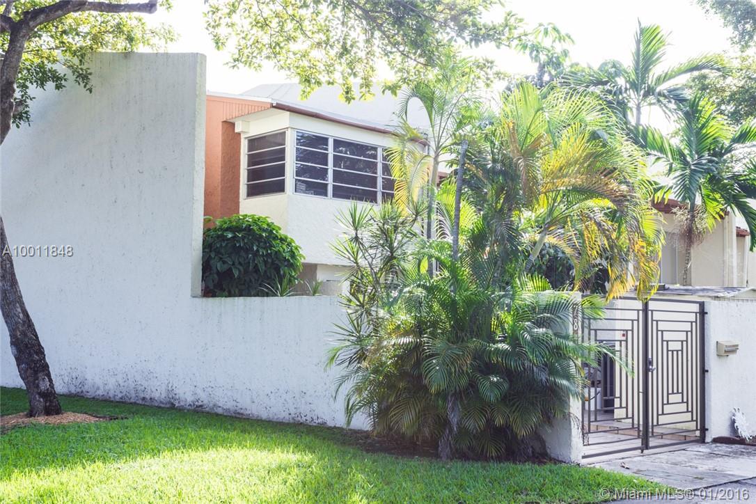 Very nice corner Town Home in Sunset Kendall. You have to see the space inside. Enjoy this 3/2-1/2 home and it's surroundings. Enjoy the visit of manatees on the lake, sitting or office area in the master bedroom, accordion shutters, spacious living room, breakfast area, no association approval needed.